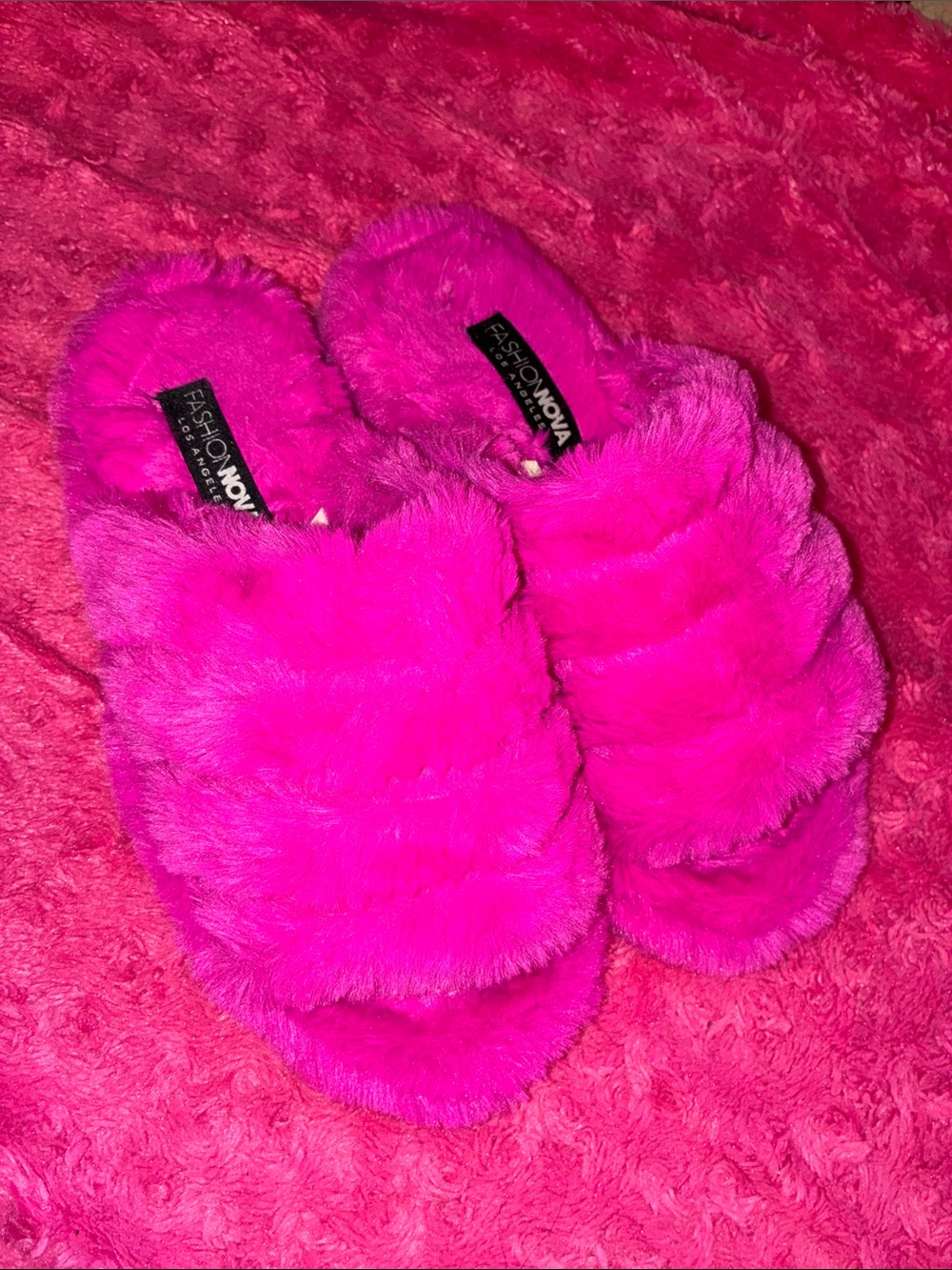 Fashion Nova Pink Plush Faux Fur Slide Slippers Size 7